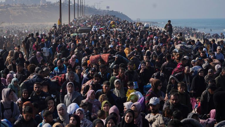 Joy and relief as tens of thousands of Palestinians head home to northern  Gaza | World News | Sky News