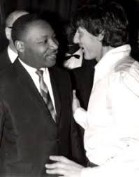 29 mars 1966 - Palais des Sports de Paris - Premier concert contre le racisme en présence de Martin Luther King Invité par Harry Belafonte, Hugues chante "Les Crayons de couleur"